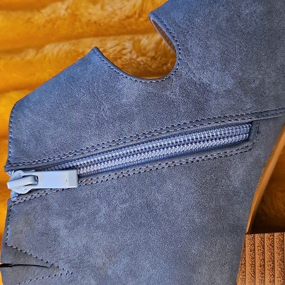 Block Heels - Picture 10 of 16